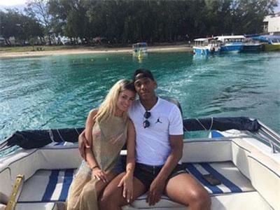 Ngôi sao MU ân hận vì ngoại tình ngay lúc vị hôn thê bầu bí