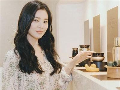 Song Hye Kyo xuất hiện dịu dàng và xinh đẹp tại Singapore