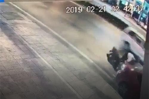 CLIP: Thiếu quan sát, người đàn ông phóng thẳng xe máy vào đuôi ô tô