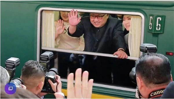 Chủ tịch Triều Tiên trong một chuyến công du bằng tàu hỏa. 