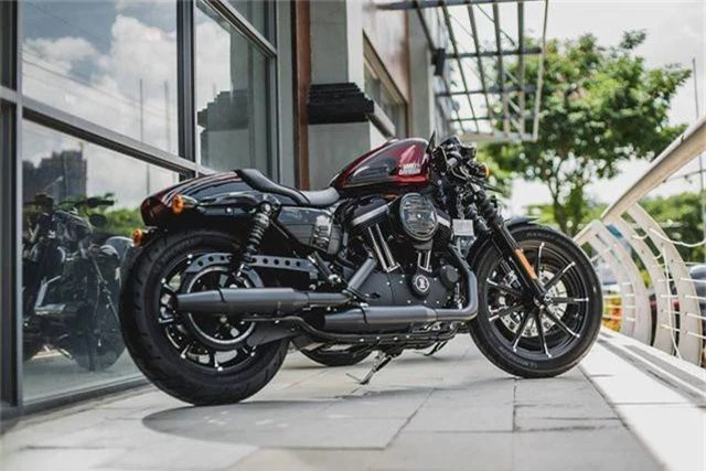 Minh Nhựa tậu siêu mô tô Harley-Davidson gần nửa tỷ đồng. Chiếc Harley-Davidson Iron 883 phiên bản Cafe Racer giới hạn có trị giá gần nửa tỷ đồng vừa chính thức được đại gia siêu xe Minh Nhựa tậu về bổ sung thêm vào bộ sưu tập xe hàng khủng của mình. (CHI TIẾT)
