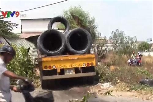 Xe tải chở hàng chục tấn sắt lao thẳng vào nhà dân
