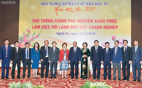 Thủ tướng Nguyễn Xuân Phúc Thủ tướng chụp ảnh lưu niệm với lãnh đạo một số doanh nghiệp lớn của Việt Nam. (Ảnh: VGP)