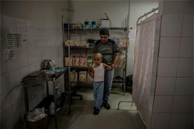 Người bệnh Venezuela mắc kẹt “cuộc chiến” hàng viện trợ nảy lửa - 11
