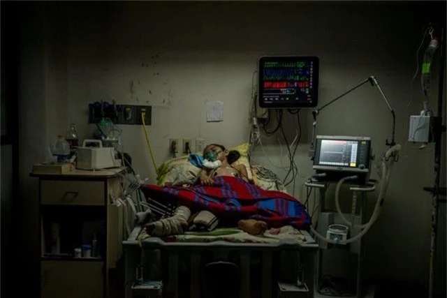 Người bệnh Venezuela mắc kẹt “cuộc chiến” hàng viện trợ nảy lửa - 2