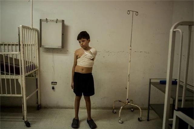 Người bệnh Venezuela mắc kẹt “cuộc chiến” hàng viện trợ nảy lửa - 4