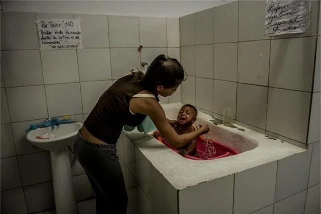 Người bệnh Venezuela mắc kẹt “cuộc chiến” hàng viện trợ nảy lửa - 7