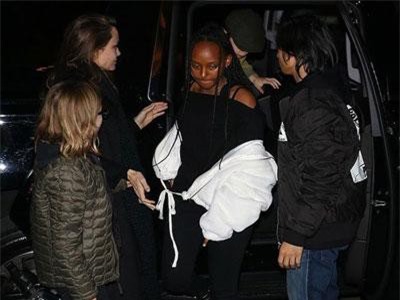 Angelina Jolie thanh lịch đưa con đi ăn tối