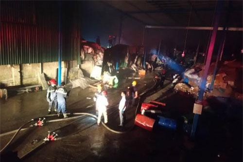 Cháy lớn tại 2 nhà máy sản xuất giấy trên đường tránh Huế