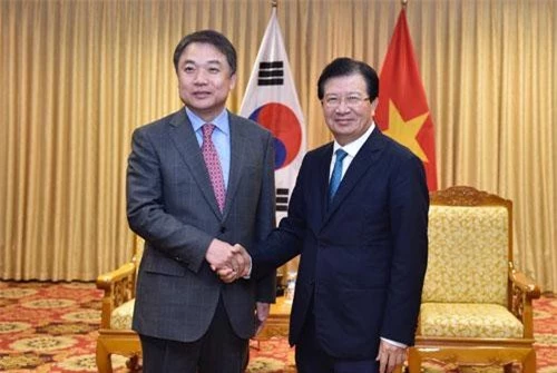Phó Thủ tướng Trịnh Đình Dũng tiếp ông Jin Haeng Chung, Phó Chủ tịch Tập đoàn Hyundai. Ảnh: VGP/Nhật Bắc
