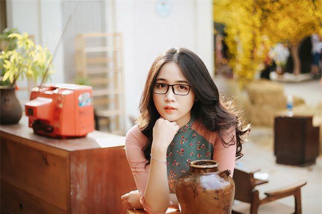 Ngắm “thiên thần đeo kính cận” vạn người mê