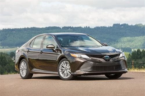 Xe hạng trung tốt nhất: Toyota Camry Hybrid 2019.