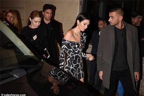 Kendall Jenner đọ chân thon với Kaia Gerber