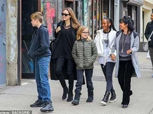 Angelina Jolie đưa Pax Thiên đi dạo phố
