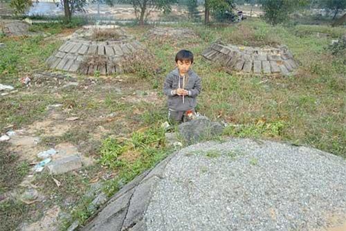 Nghẹn lòng cảnh cậu bé 10 tuổi bị mồ côi cả bố lẫn mẹ trong vòng 1 tuần lễ