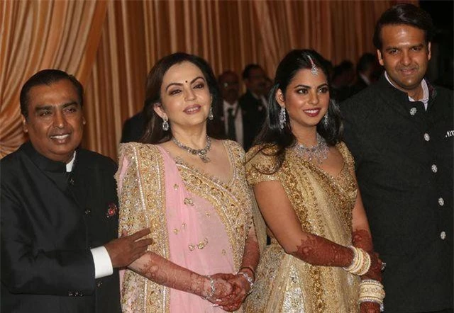 Tỷ phú Mukesh Ambani cùng vợ Nita Ambani, con gái Isha Ambani và chồng cô, Anand Piramal, người thừa kế của một doanh nghiệp bất động sản và dược phẩm.