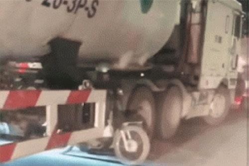 CLIP HOT (24/2): Khỉ đầu chó tấn công báo cứu linh dương, rùng mình cảnh tài xế đua nhau dắt xe máy chui qua gầm xe bồn