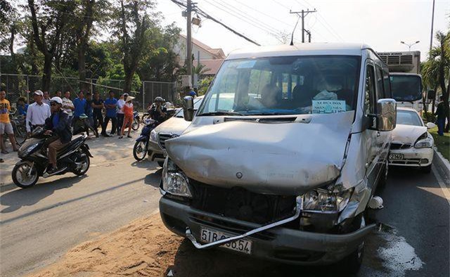 An Giang: Tài xế xe tải ngủ gục, tông vào đuôi 5 ô tô đang chờ đèn đỏ