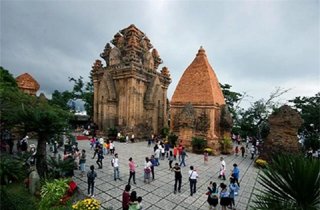 Khu di tích Tháp Bà Ponagar tại TP. Nha Trang Khánh Hoà luôn thu hút rất đông khách du lịch