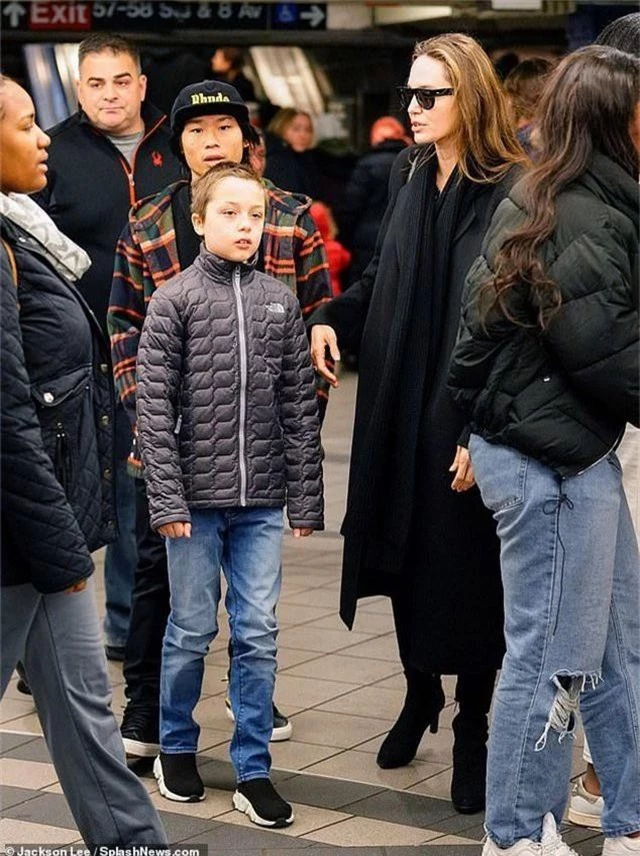 Angelina Jolie đưa Pax Thiên đi dạo phố - 1