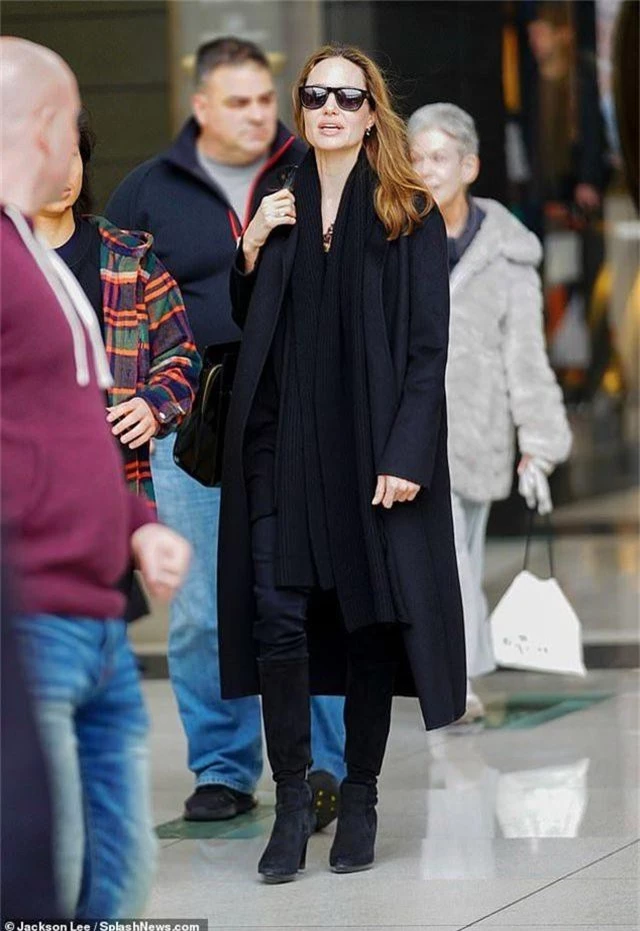 Angelina Jolie đưa Pax Thiên đi dạo phố - 10