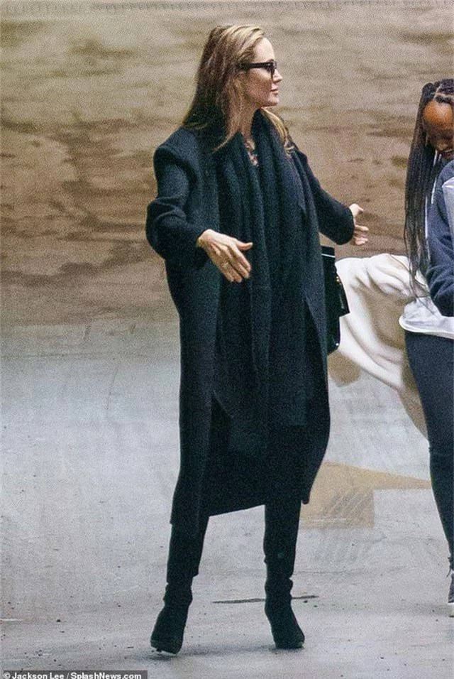 Angelina Jolie đưa Pax Thiên đi dạo phố - 3