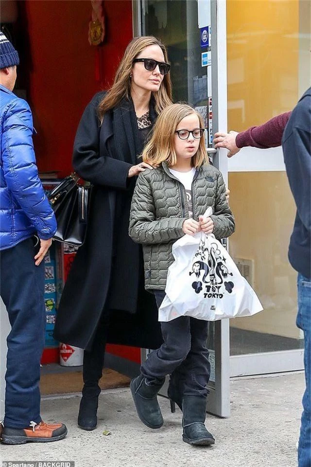 Angelina Jolie đưa Pax Thiên đi dạo phố - 4