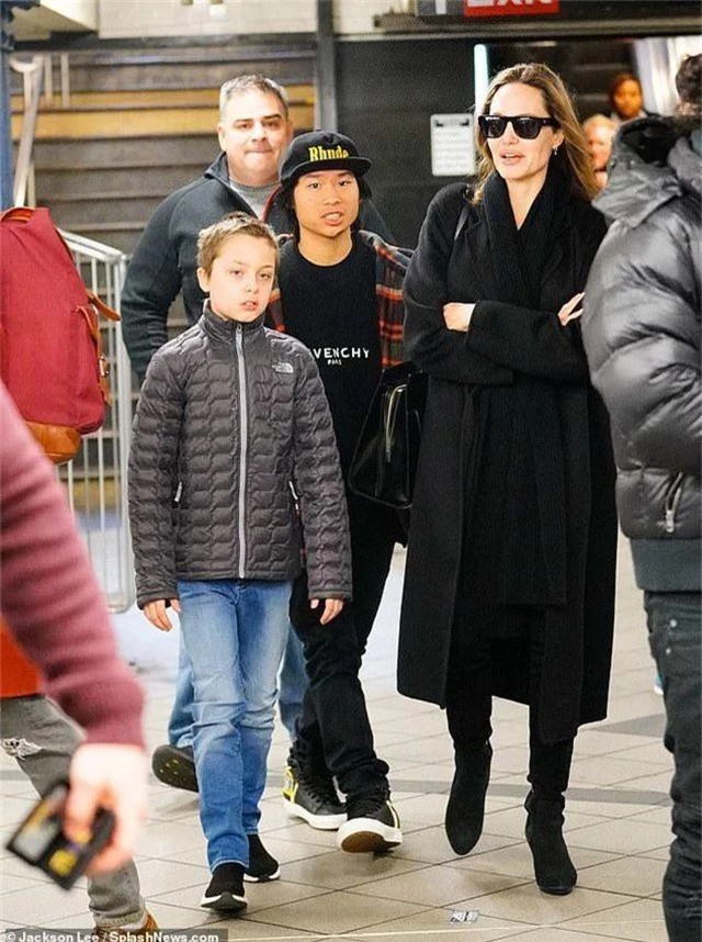 Angelina Jolie đưa Pax Thiên đi dạo phố - 5