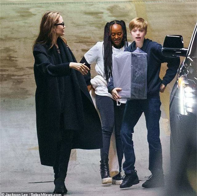 Angelina Jolie đưa Pax Thiên đi dạo phố - 6