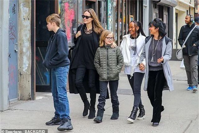 Angelina Jolie đưa Pax Thiên đi dạo phố - 9
