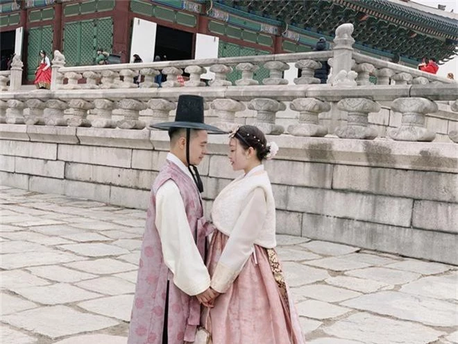 Cô dâu 200 cây vàng Nam Định khoe ảnh nắm tay, hôn môi ngọt ngào với chồng thiếu gia trong tuần trăng mật tại Hàn - Ảnh 3.