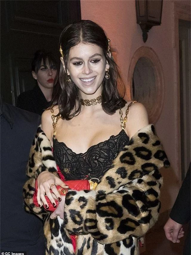 Kendall Jenner đọ chân thon với Kaia Gerber - 12