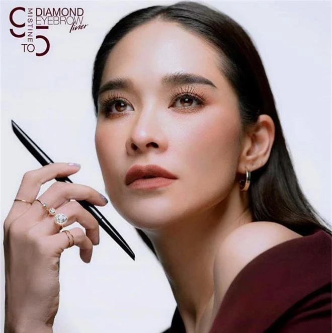 Những quý cô U40 cực phẩm của showbiz Thái: Đẹp, quyền lực, toàn yêu đại gia nhưng mãi vẫn chưa chịu chống lầy - Ảnh 6.