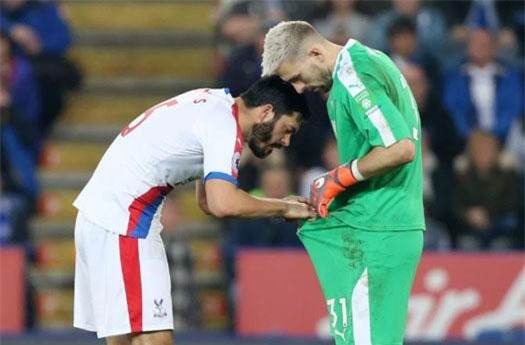 Sao Palace vạch quần, xem ‘hàng’ đồng đội trên sân