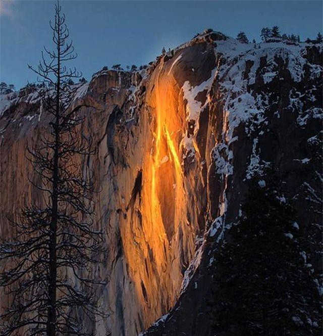 Tuy&#x1EBF;t r&#x1A1;i d&#xE0;y kh&#xF4;ng ng&#x103;n n&#x1ED5;i d&#xF2;ng ng&#x1B0;&#x1EDD;i &#x111;&#x1ED5; x&#xF4; t&#x1EDB;i xem &#x201C;Th&#xE1;c l&#x1EED;a&#x201D;