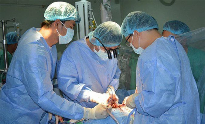 Tiến hành phẫu thuật thay van cơ học cho bệnh nhân.