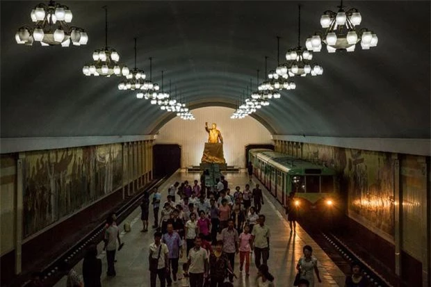 Ga Bình Nhưỡng là một trong những hệ thống tàu điện ngầm sâu nhất thế giới với các tác phẩm nghệ thuật nổi tiếng (Ảnh: Internet)