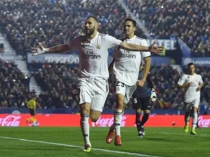 Thắng nhọc nhờ VAR, Real Madrid sẵn sàng cho trận Siêu kinh điển