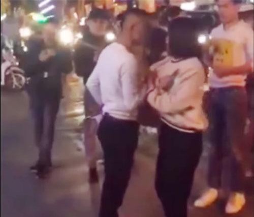 Hà Nội: Màn tỏ tình "như đòi nợ" xôn xao trước cổng trường đại học