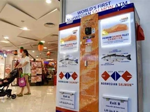 Máy ATM rút cá hồi đầu tiên thế giới ở Singapore