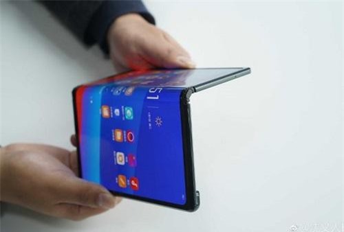Oppo VP ra mắt nguyên mẫu smartphone có thể gập lại, giống hệt với Huawei Mate X