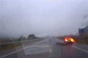 CLIP: Ôtô đánh lái 'xuất thần' tránh xe máy sang đường