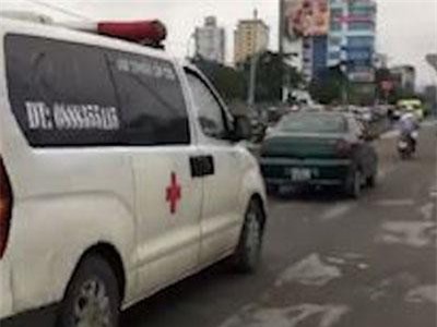 CLIP: Tài xế ôtô quyết không nhường mặc cho xe cấp cứu hú còi, xin đường