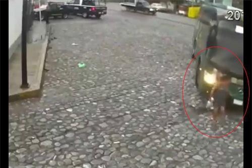 CLIP HOT (25/2): c&#xF4; g&#xE1;i b&#x1ECB; xe bu&#xFD;t c&#xE1;n qua ng&#x1B0;&#x1EDD;i do b&#x1EA5;t c&#x1EA9;n khi sang &#x111;&#x1B0;&#x1EDD;ng, &#x111;&#xE0;n s&#xE2;u n&#x1ED1;i &#x111;u&#xF4;i nhau &#x2018;di&#x1EC5;u h&#xE0;nh&#x2019; tr&#xEA;n &#x111;&#x1B0;&#x1EDD;ng ph&#x1ED1;