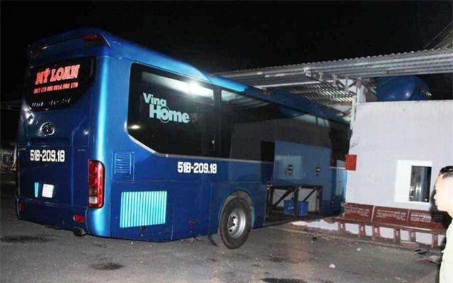 Lơ xe nổ máy, xe khách chồm lên tông 1 người chết, 5 người trọng thương