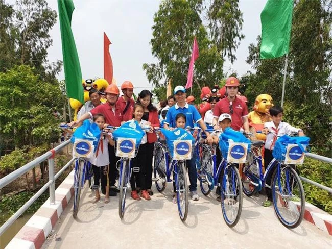 Phúc Khang cùng CLB Doanh nhân Sài Gòn đã trao tặng 21 xe đạp cho học sinh nghèo hiếu học (ảnh PK)