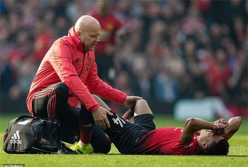 M.U tan nát đội hình sau đại chiến với Liverpool