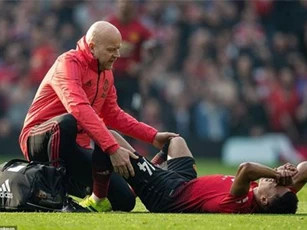 M.U tan nát đội hình sau đại chiến với Liverpool