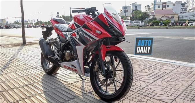 Cận cảnh Honda CBR150R ABS 2019 đầu tiền về Việt Nam. Phiên bản 2019 của mẫu xe môtô thể thao cỡ nhỏ Honda CBR150R được trang bị ABS và hệ thống báo hiệu đèn sau khi phanh khẩn cấp. (CHI TIẾT)