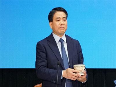 Phóng viên quốc tế được tặng quà, thưởng thức ẩm thực nổi tiếng Hà Thành